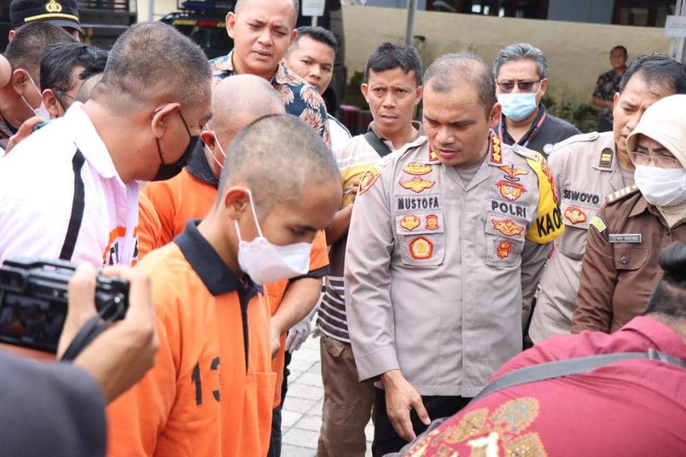 Para tersangka dihadirkan menyaksikan pemusnahan barang bukti ganja dan sabu. (dok. Polresta Mataram)