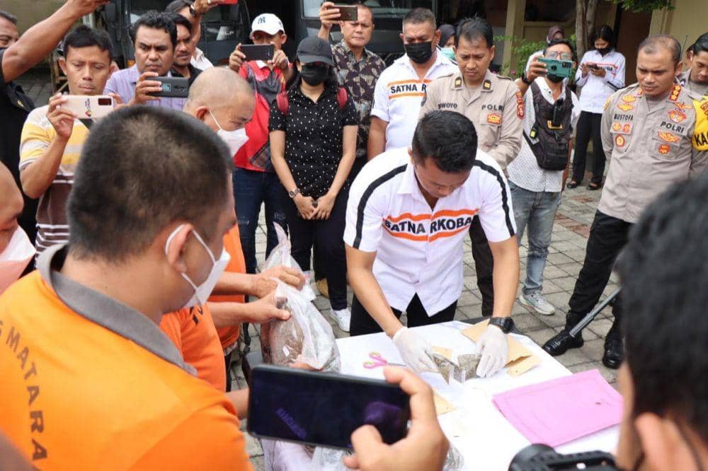 Polresta Mataram Bakar Barang Bukti 2,75 Kg Ganja dan 63,44 Gram Sabu