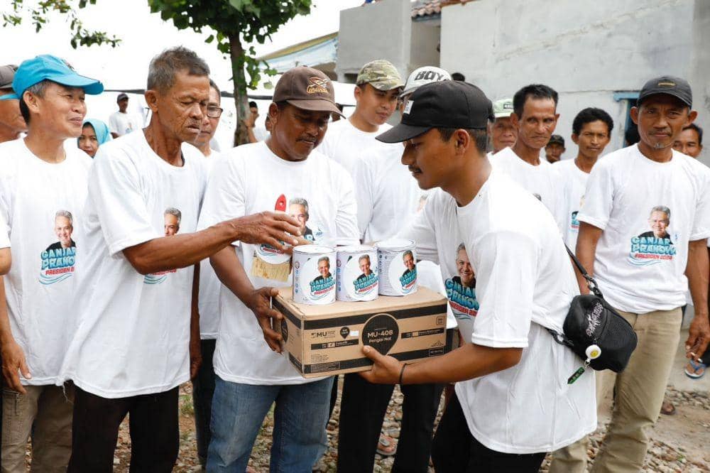Relawan Komunitas Nelayan Pesisir memberikan bantuan berupa renovasi perahu dengan seperangkat kaleng cat dan kuas, Selasa (7/2/2023). (Dok. Komunitas Nelayan Pesisir)