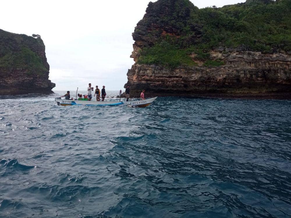 Pencarian korban menggunakan perahu nelayan. (dok. SAR Mataram)