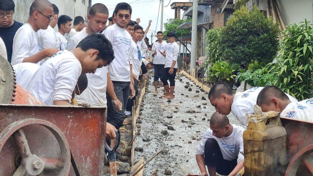 Proses pembangunan jalan di Desa Jedong oleh mahasiswa KKM FT UB. (Dok. PSIK UB)