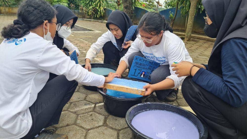 Mahasiswa FT UB saat melakukan kegiatan KKM di Desa Jedong. (Dok. PSIK UB)