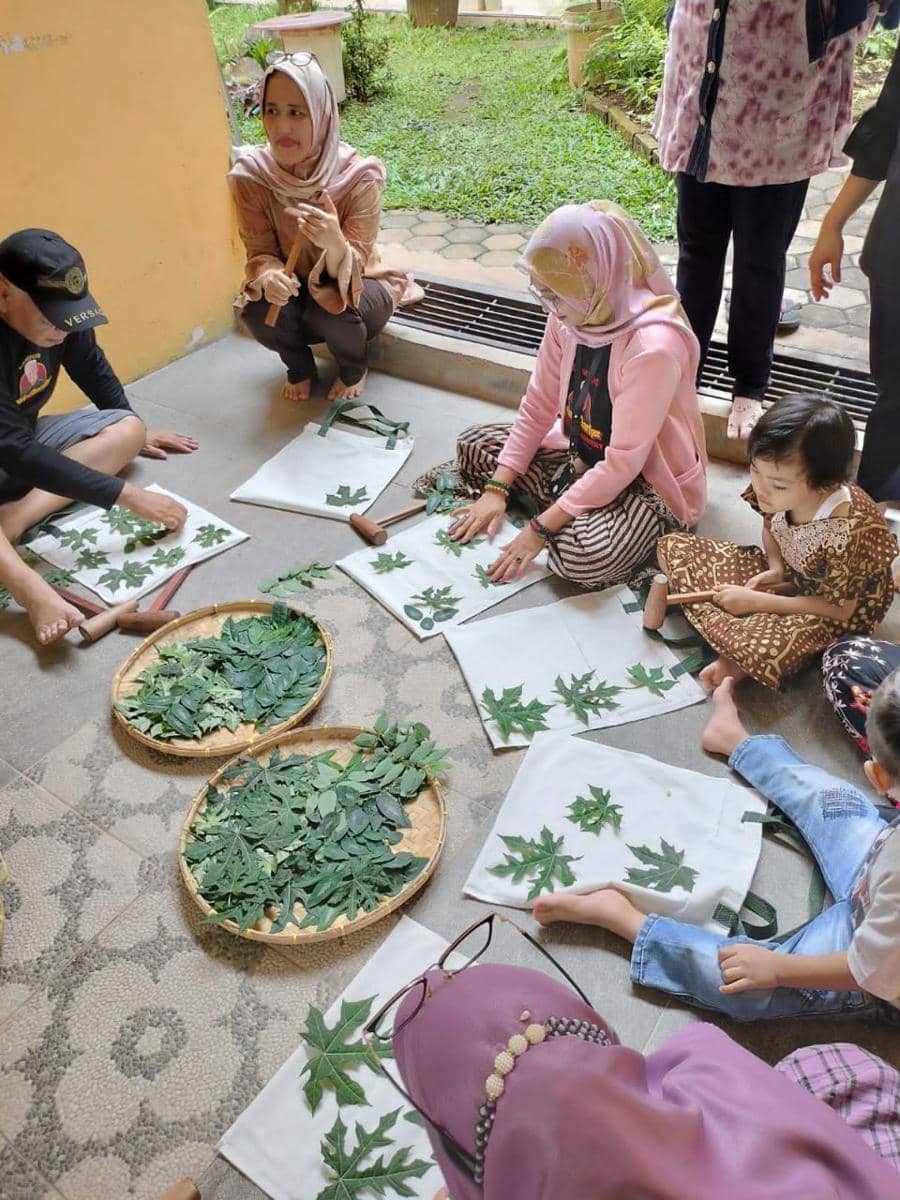 Sukarelawan Mak Ganjar Lampung menggelar kegiatan menyasar ibu-ibu di Bandar Lampungi, Rabu (8/2/2023). (Dok Mak Ganjar Lampung).