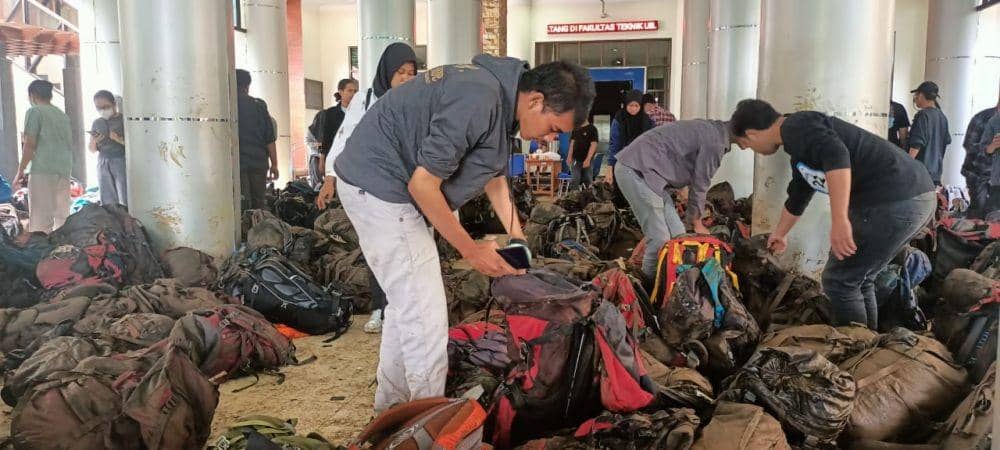 Mahasiswa KKM FT UB memilih ransel saat akan dipulangkan. (Dok. PSIK UB)