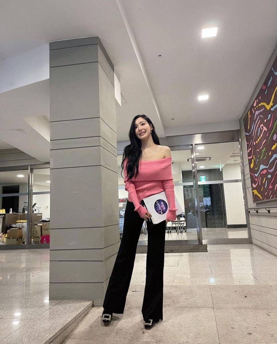 ide outfit Valentine (instagram.com/tiffanyyoungofficial)