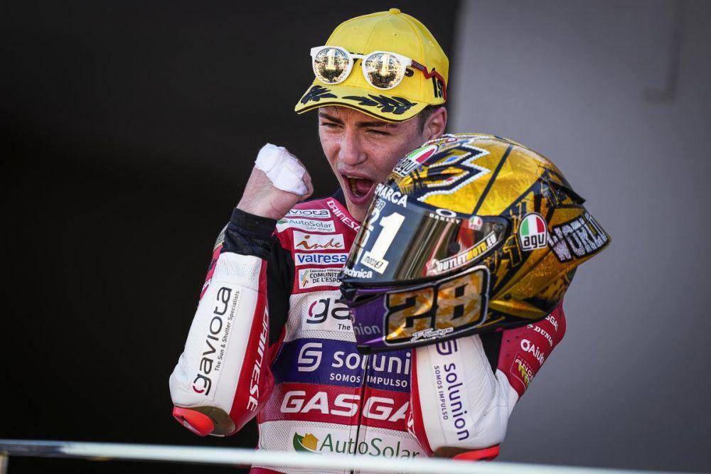 Izan Guevara berselebrasi usai balapan GP Valencia 2022. (motogp.com)