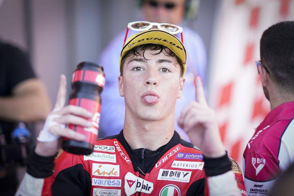 Izan Guevara berselebrasi usai balapan Moto3 GP Valencia 2022. (motogp.com)