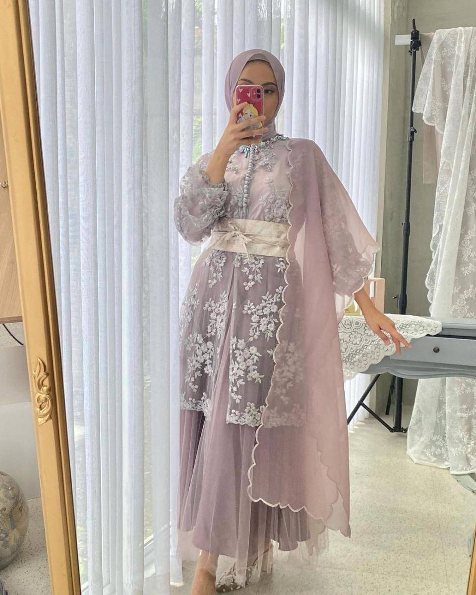OOTD kebaya modern dengan rok tutu untuk kondangan dan wisuda (instagram.com/valentiahadi)