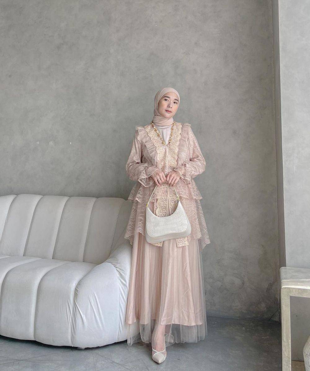 OOTD kebaya modern dengan rok tutu untuk kondangan dan wisuda (instagram.com/denisarani)
