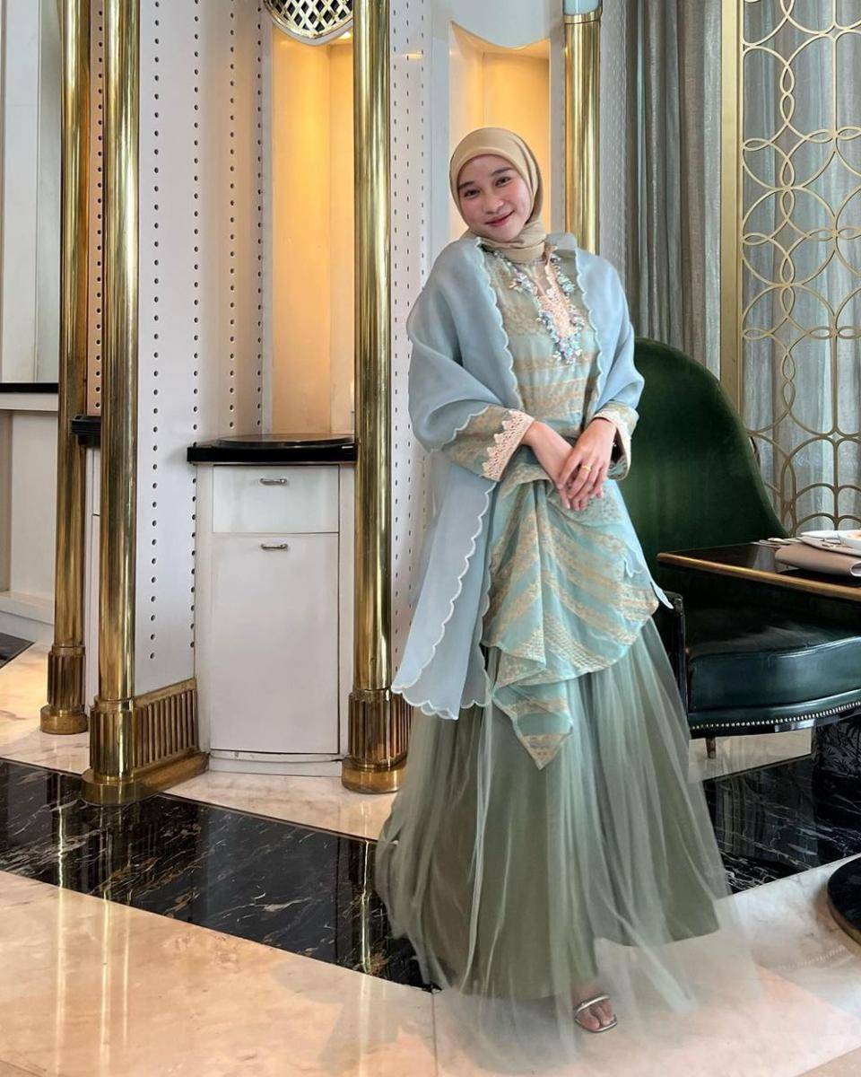 OOTD kebaya modern dengan rok tutu untuk kondangan dan wisuda (instagram.com/nasariastri)