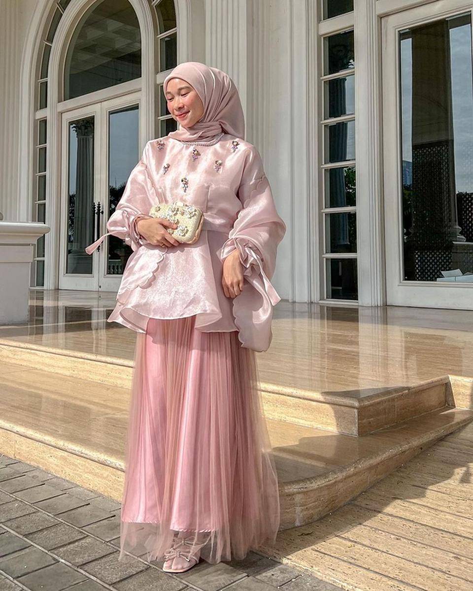 OOTD kebaya modern dengan rok tutu untuk kondangan dan wisuda (instagram.com/nasariastri)