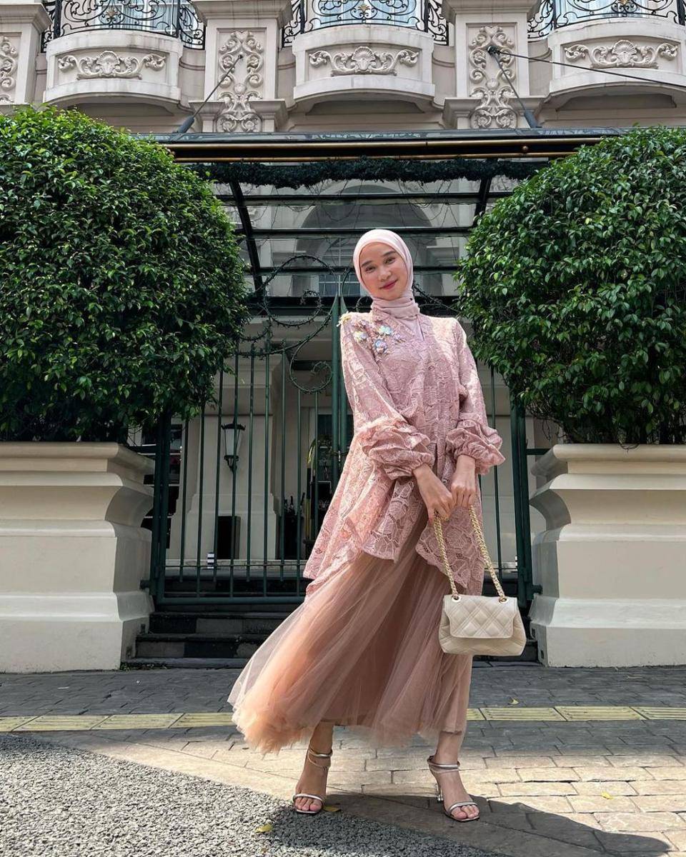 OOTD kebaya modern dengan rok tutu untuk kondangan dan wisuda (instagram.com/nasariastri)
