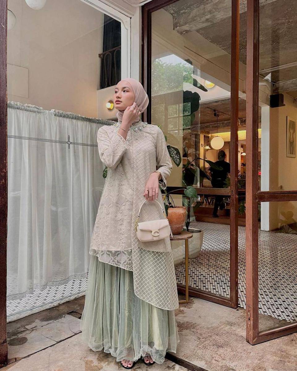 OOTD kebaya modern dengan rok tutu untuk kondangan dan wisuda (instagram.com/auliarahmatk)