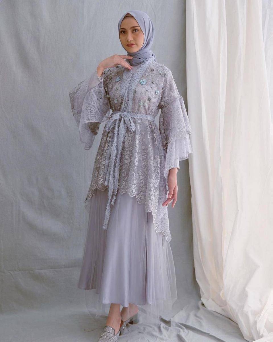 OOTD kebaya modern dengan rok tutu untuk kondangan dan wisuda (instagram.com/valentiahadi)