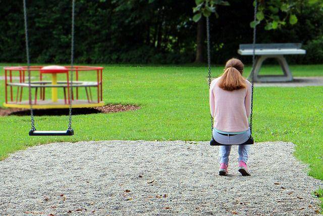 Gadis merasa sendiri dan hampa.(pixabay.com/Antranias)