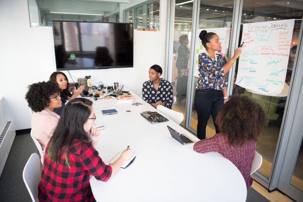 ilustrasi rapat kerja (pexels.com/Christina Morillo)