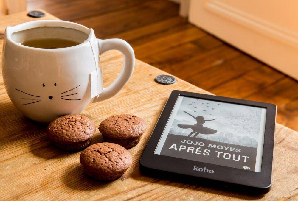 ilustrasi e-reader atau ebook reader di atas meja (pexels.com/Perfecto Capucine)