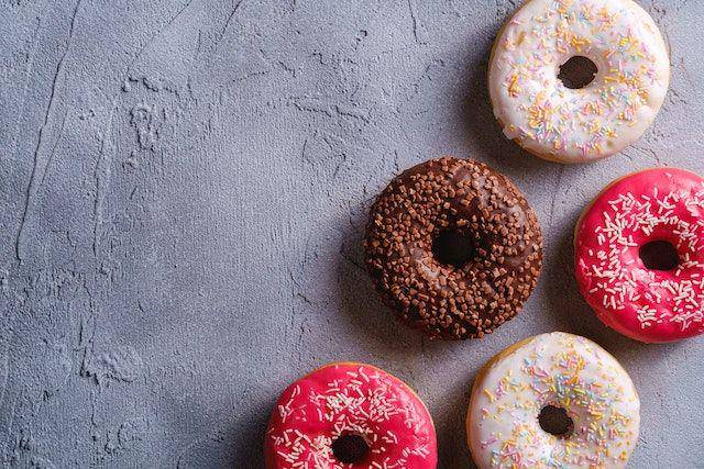 ilustrasi donat dengan berbagai varian topping (pexels.com/Rodion Kutsaiev)