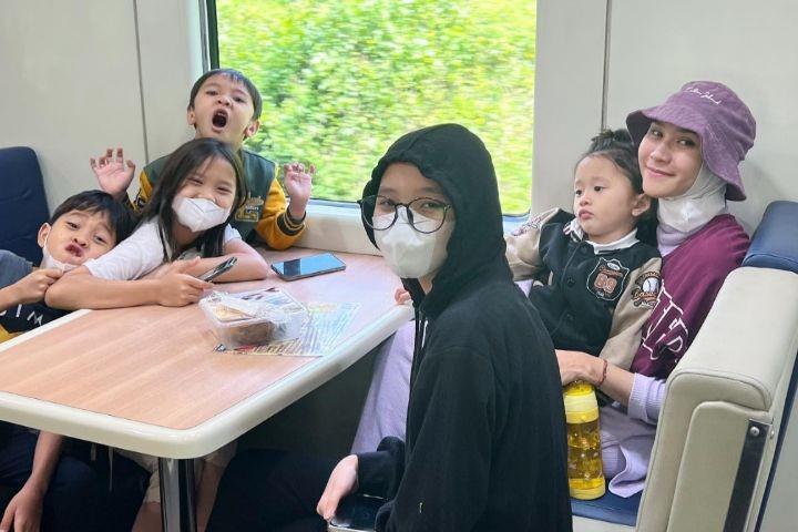 Punya 4 Anak atau Lebih, 10 Artis Ini Masih Kelihatan Bak ABG