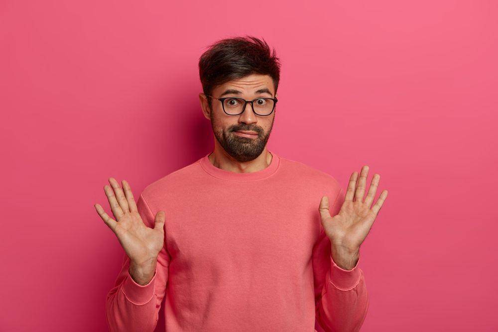 Cowok menggunakan sweater pink (Shutterstock/Cast of Thousands)