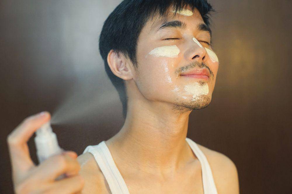 Cowok sedang menggunakan skincare (Shutterstock/Suttipong Mongkro)
