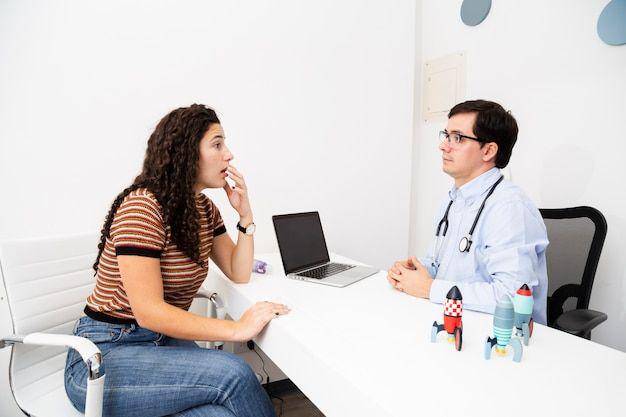 ilustrasi berbicara dengan dokter (freepik.com/freepik)