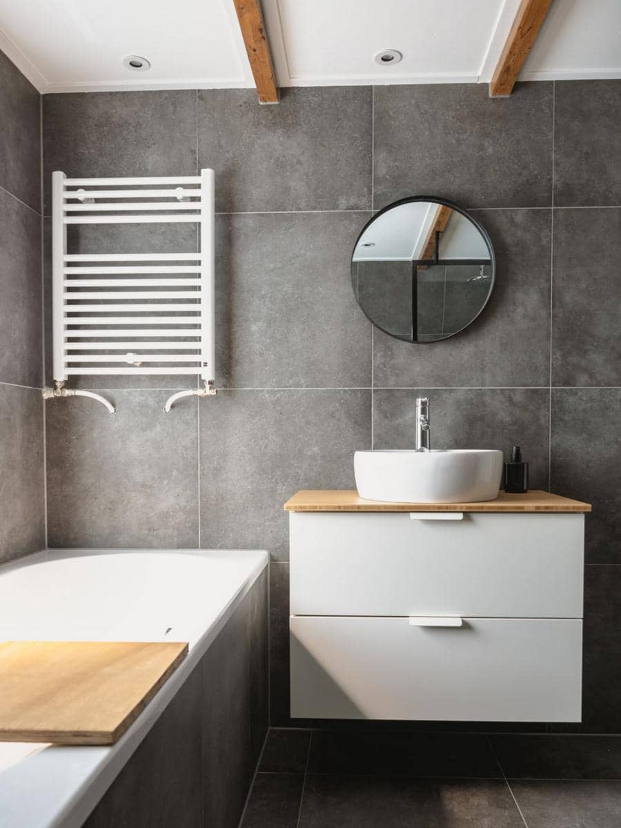 ilustrasi set kamar mandi nuansa monokrom (unsplash.com/Sven Brandsma)