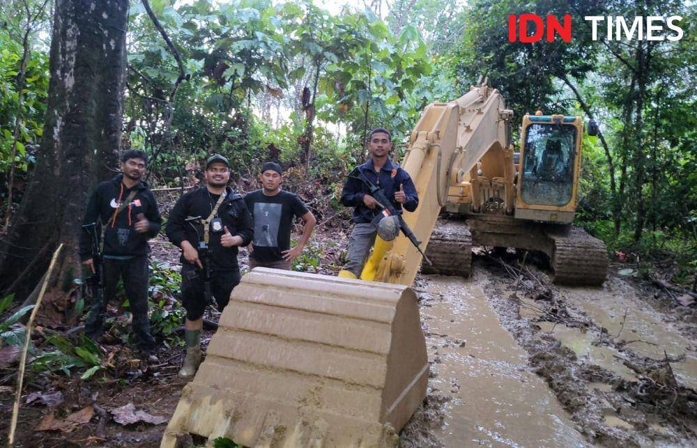 Alat berat jenis ekskavator ditahan pihak kepolisian terkait penambangan ilegal di Kecamatan Beutong, Kabupaten Nagan Raya. (Dokumentasi Polda Aceh untuk IDN Times)