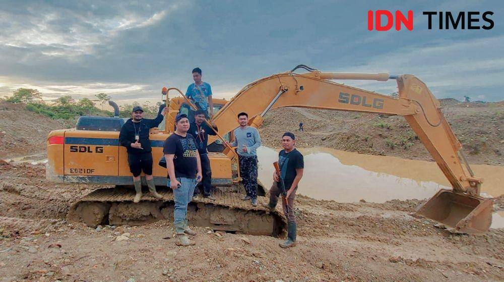 Alat berat jenis ekskavator ditahan pihak kepolisian terkait penambangan ilegal di Kecamatan Beutong, Kabupaten Nagan Raya. (Dokumentasi Polda Aceh untuk IDN Times)