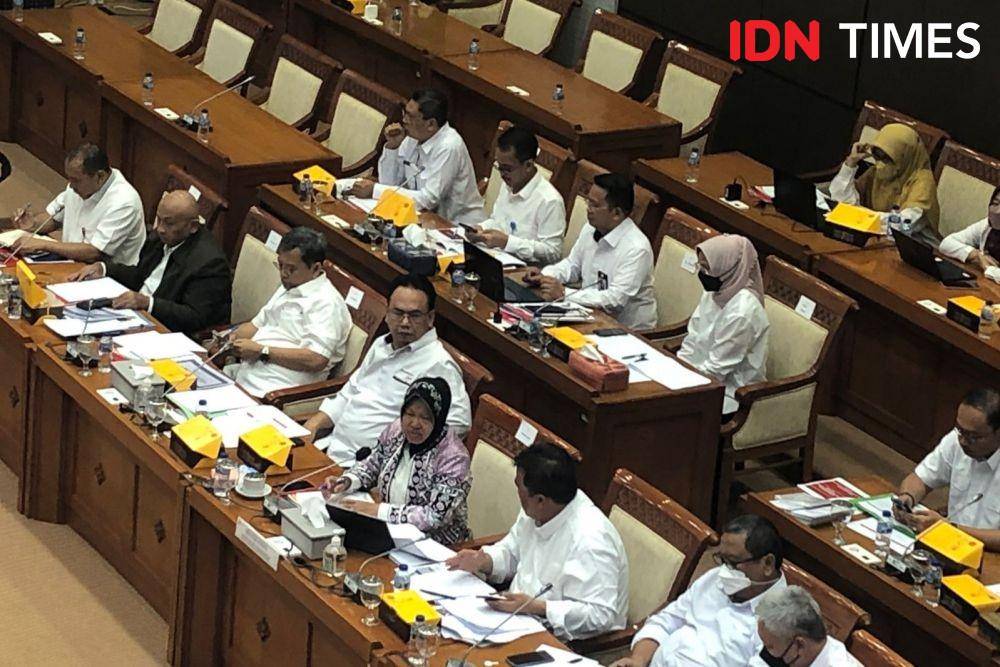 Menteri Sosial Tri Rismaharini saat rapat kerja di Komisi VIII DPR RI (IDN Times/Melani Putri)