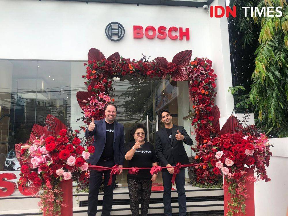 Martin A. Jäger, Chief Executive Officer & Head of ASEAN Bosch Home Appliances, Margaretha Enggawati Yasin, Owner PT. SICO selaku Sales Partner Bosch di Indonesia, dan Anil Narula, President Director Bosch Home Appliances di Indonesia, dalam pembukaan Bosch Home Experience Center, Rabu (8/2/2023). (IDN Times/Nisa Zarawaki)