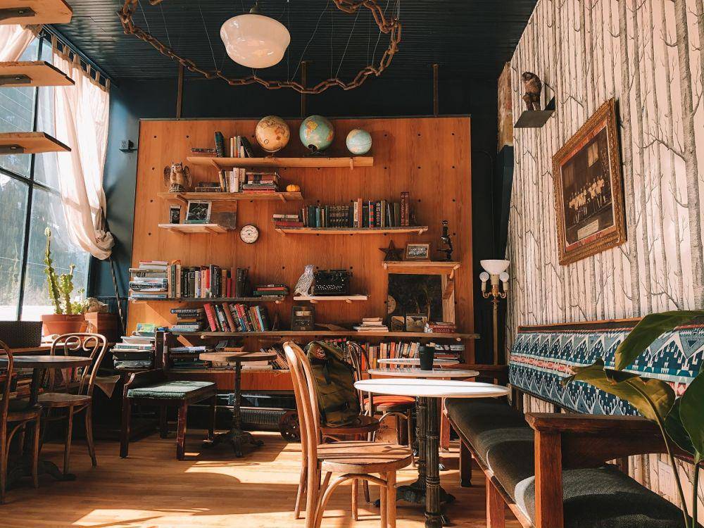 ilustrasi kafe dengan perpustakaan mini (pexels.com/@haleyve)