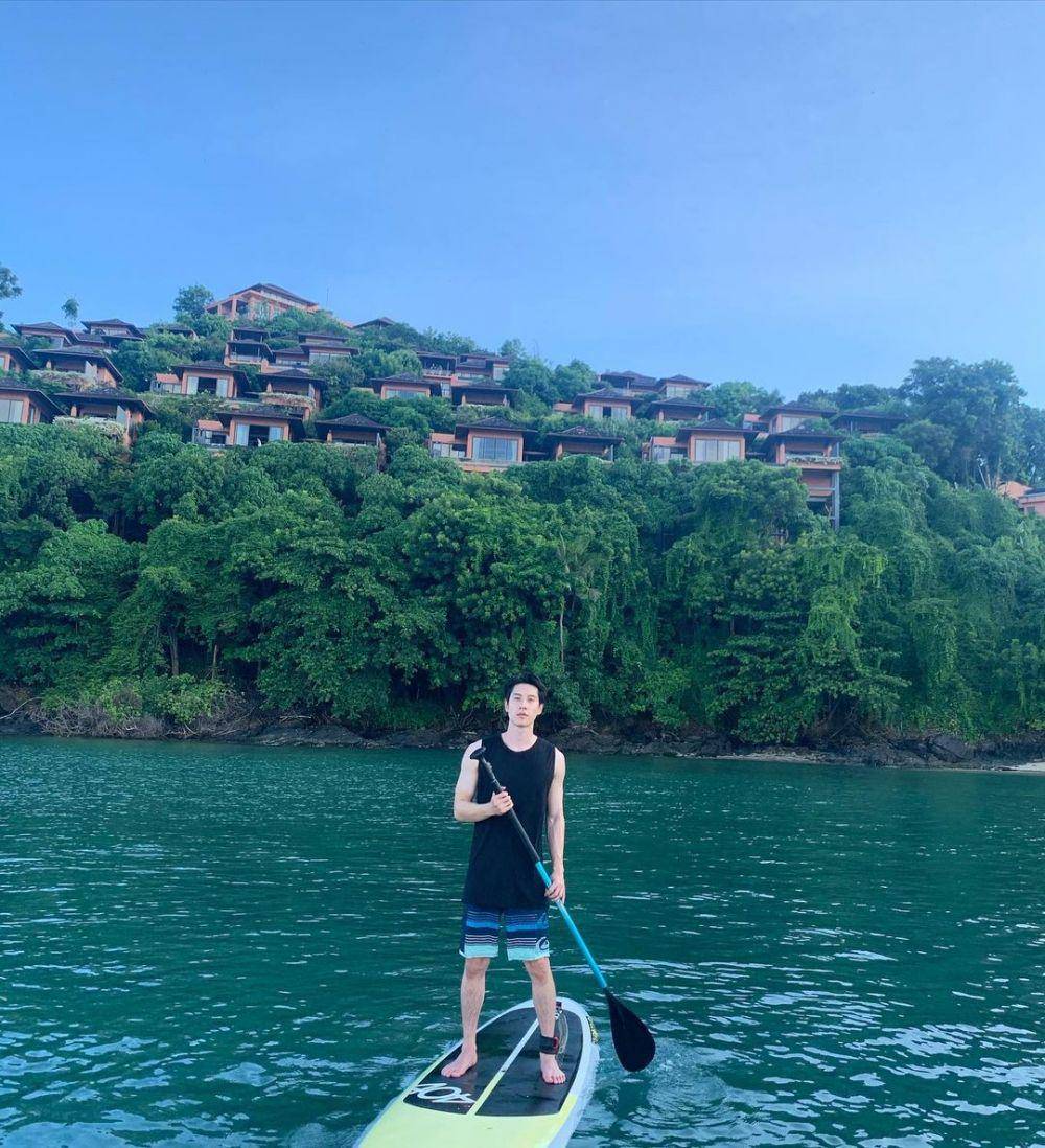 referensi OOTD ke pantai ala Bright Rapheephong (instagram.com/brightrpp)