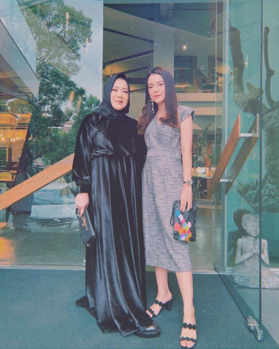 gaya kondangan Riri (instagram.com/rianarizki)
