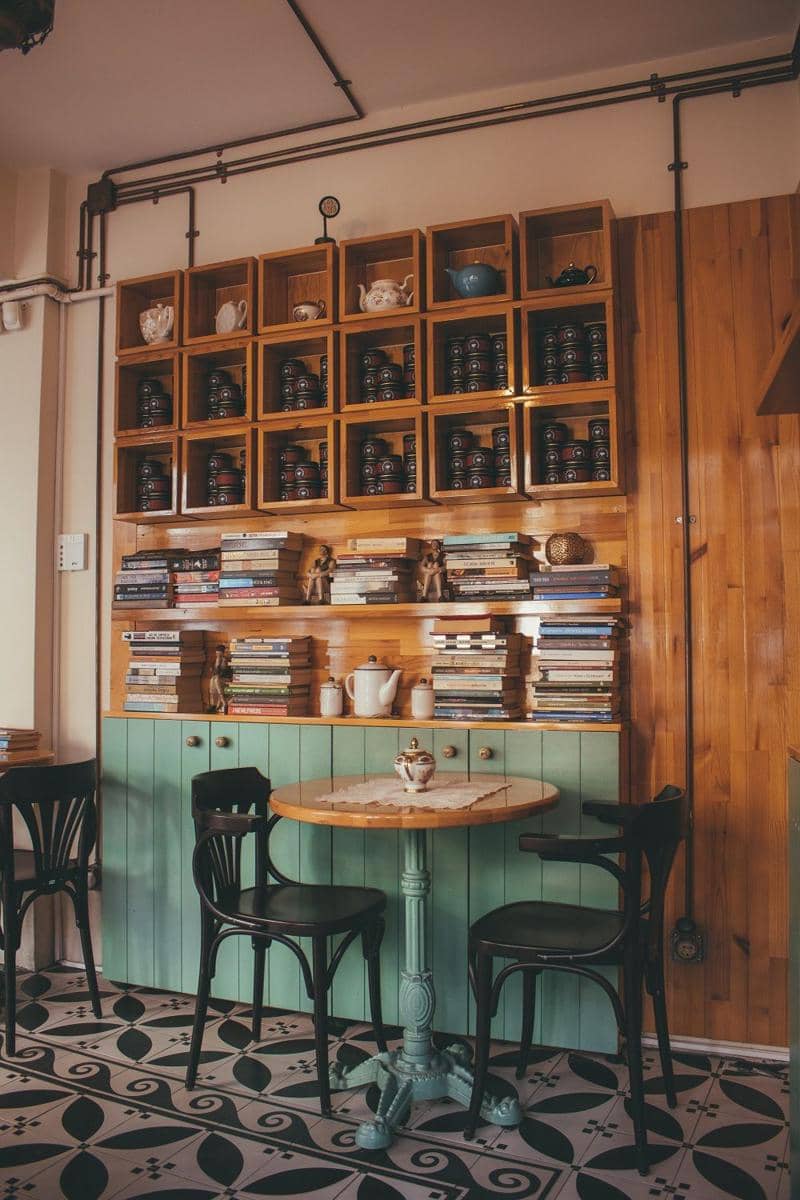 ilustrasi kafe dengan perpustakaan mini (pexels.com/@emrecan)