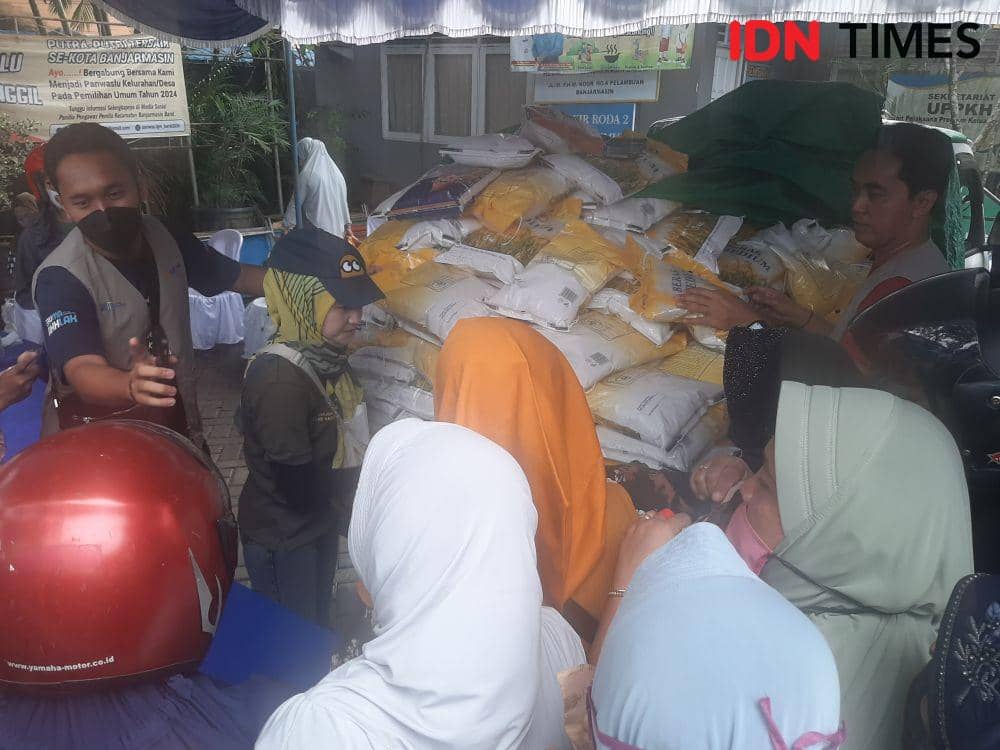 Operasi beras murah di bazar pasar murah, Kecamatan Banjarmasin Barat. Hamdani
