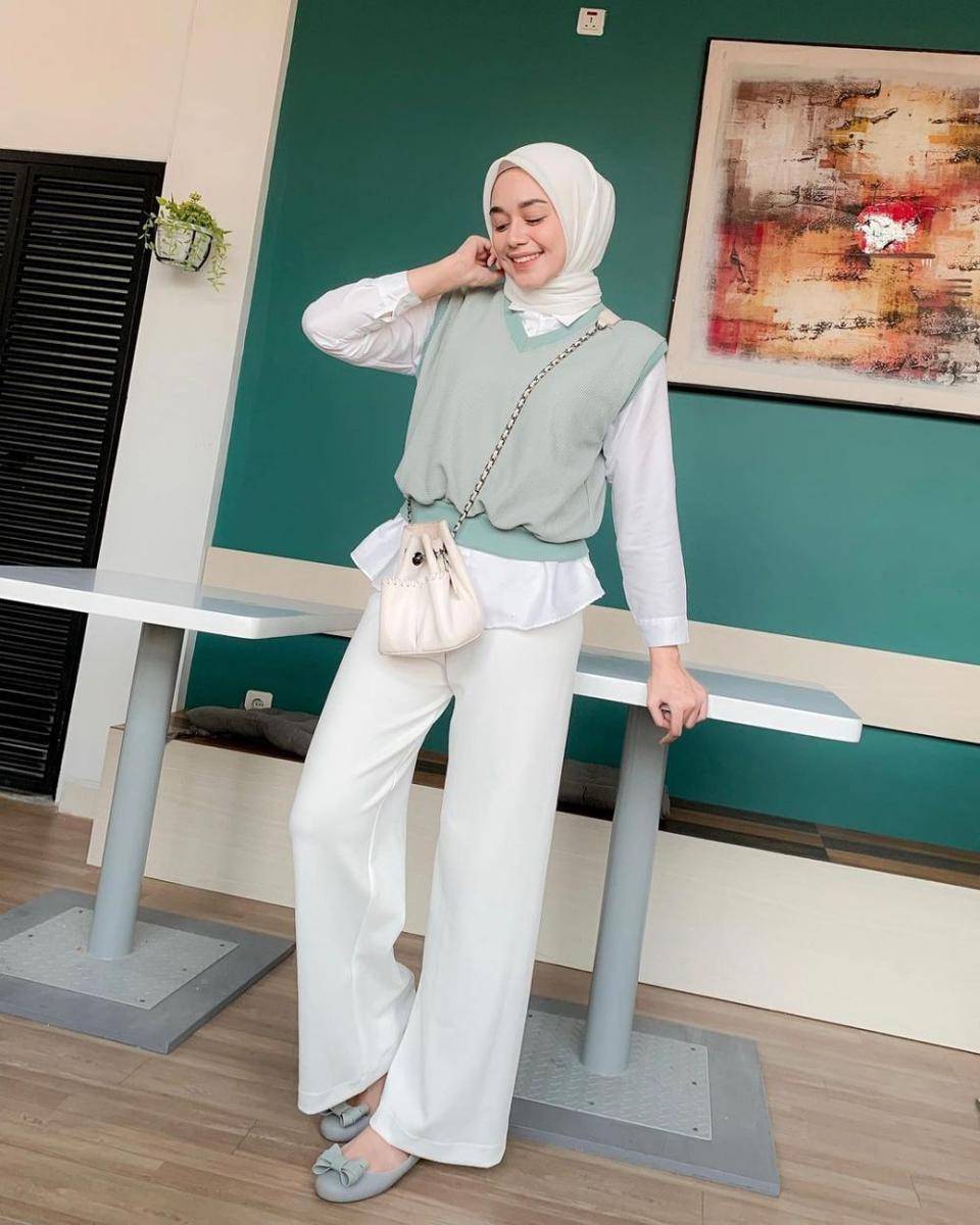 outfit hijab kece buat hangout ala Nazlia Rahma (instagram.com/ineznazlia)