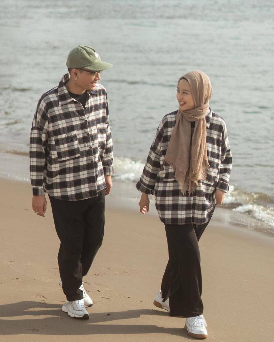 OOTD hijab kasual ala Gita Savitri (instagram.com/gitasav)