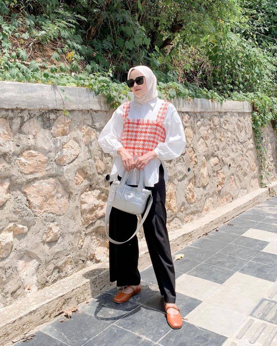 outfit hijab kece buat hangout ala Nazlia Rahma (instagram.com/ineznazlia)