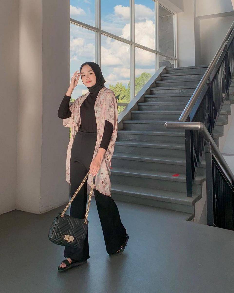 outfit hijab kece buat hangout ala Nazlia Rahma (instagram.com/ineznazlia)