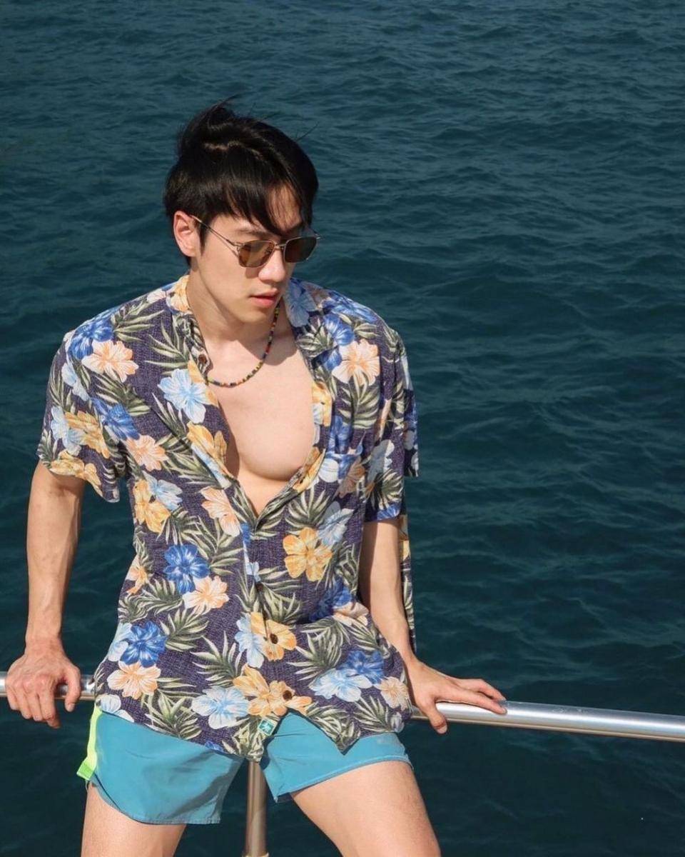 referensi OOTD ke pantai ala Bright Rapheephong (instagram.com/brightrpp)