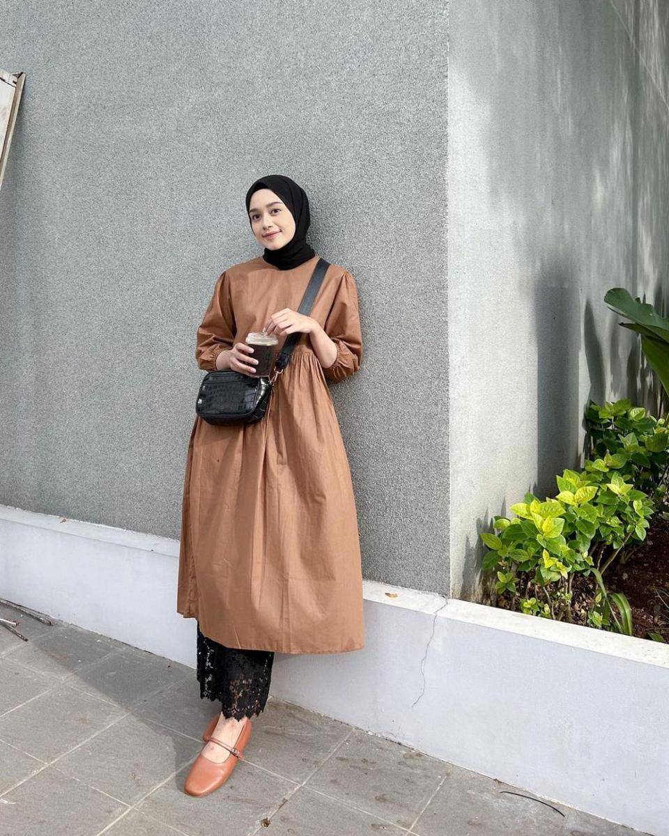 outfit hijab kece buat hangout ala Nazlia Rahma (instagram.com/ineznazlia)