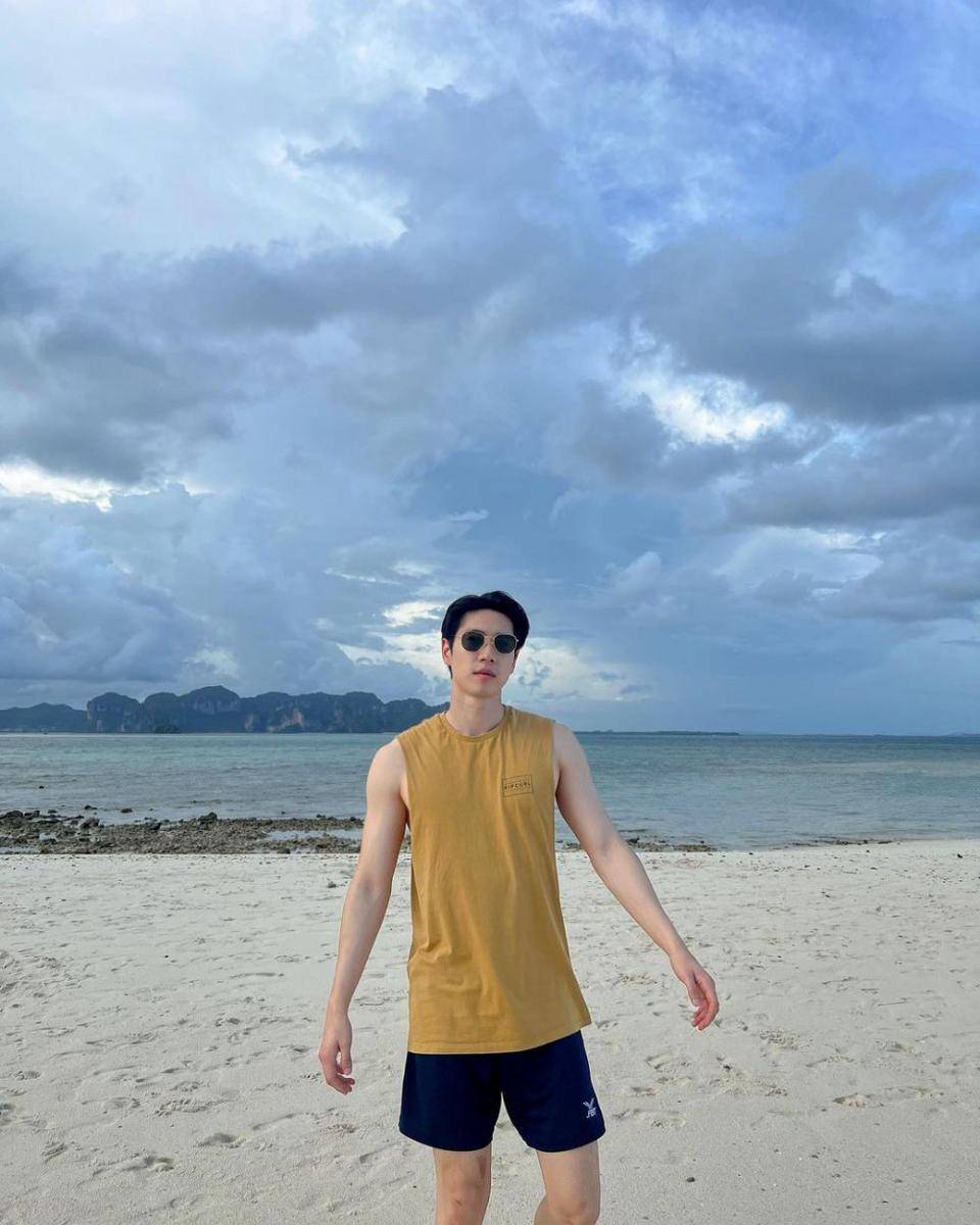 referensi OOTD ke pantai ala Bright Rapheephong (instagram.com/brightrpp)