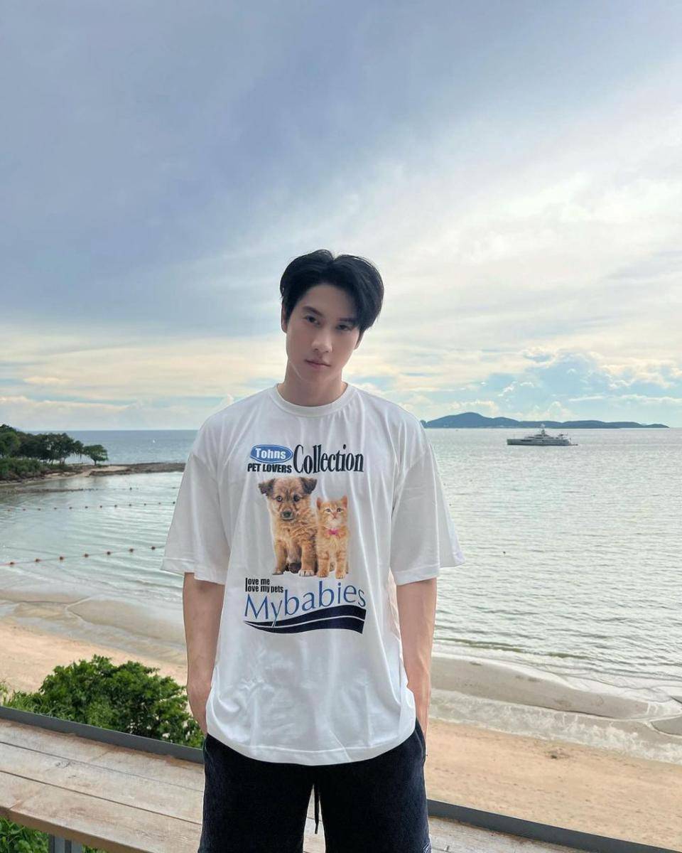 referensi OOTD ke pantai ala Bright Rapheephong (instagram.com/brightrpp)