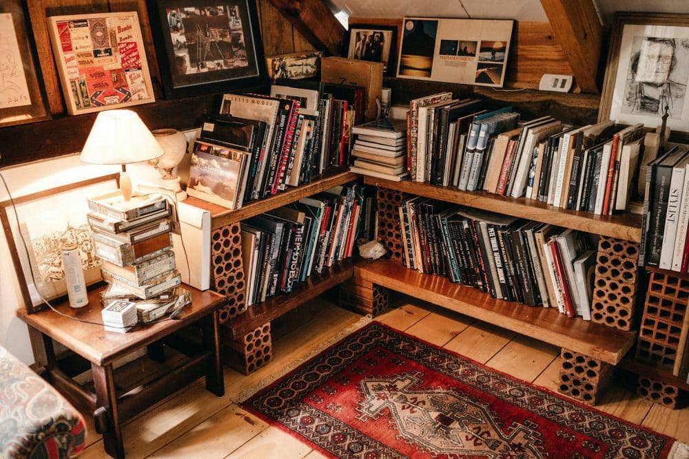 ilustrasi kafe dengan perpustakaan mini (pexels.com/@jonathanborba)