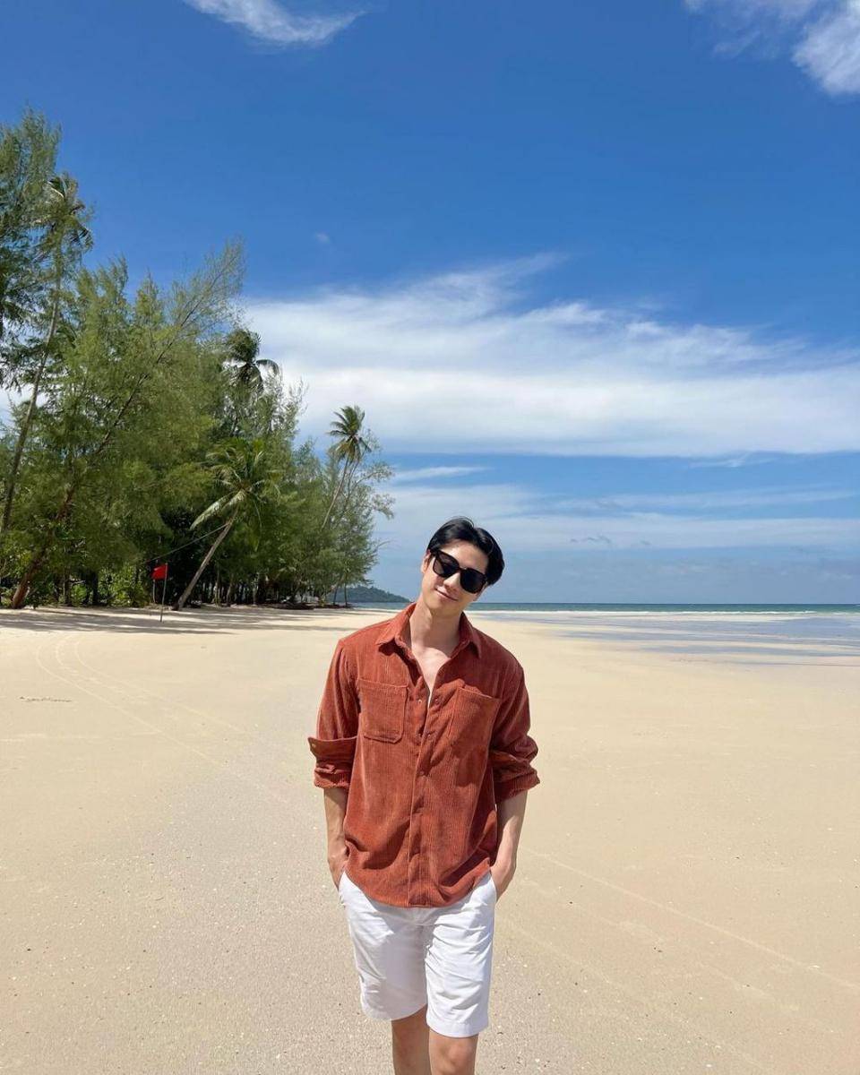 referensi OOTD ke pantai ala Bright Rapheephong (instagram.com/brightrpp)