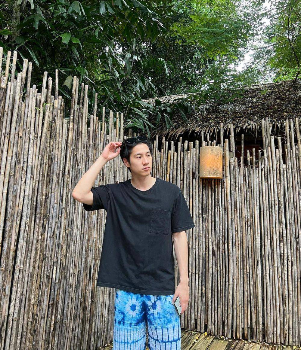 referensi OOTD ke pantai ala Bright Rapheephong (instagram.com/brightrpp)