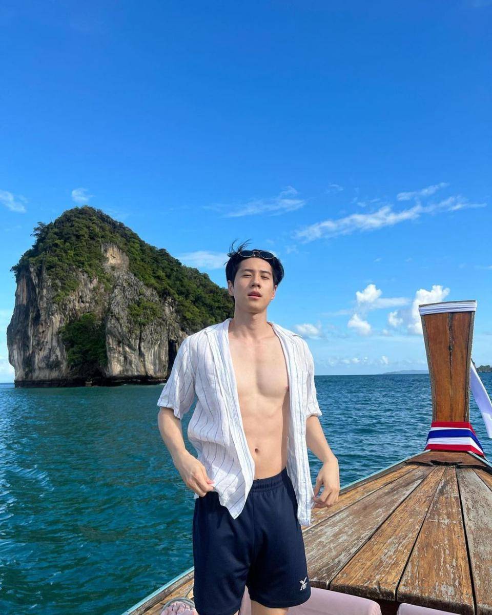referensi OOTD ke pantai ala Bright Rapheephong (instagram.com/brightrpp)