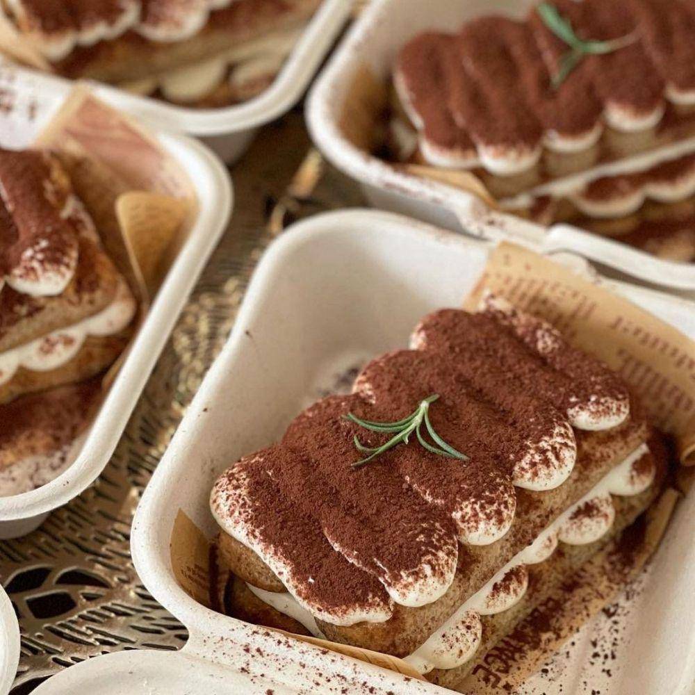 Poured tiramisu (instagram.com/ belly_corner)