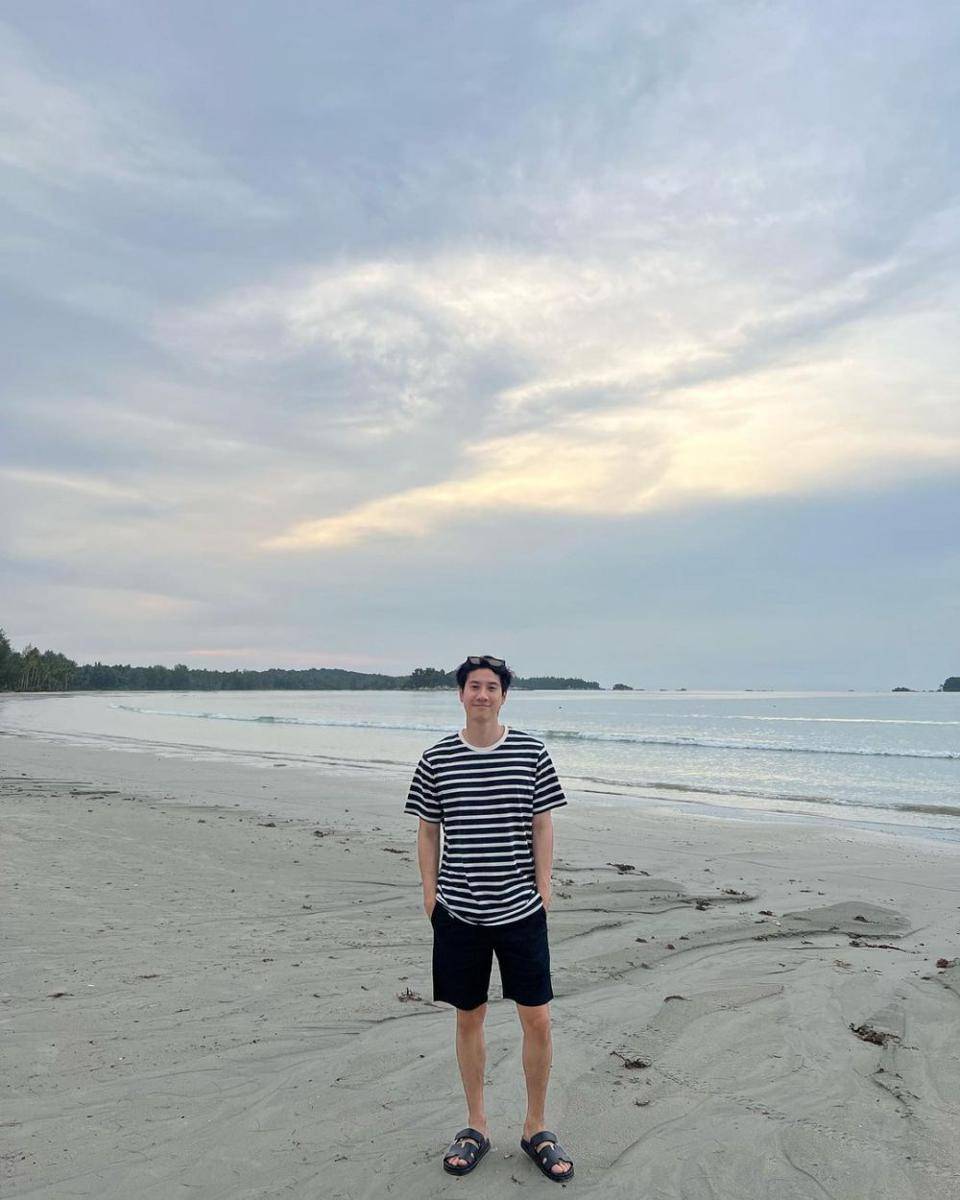 referensi OOTD ke pantai ala Bright Rapheephong (instagram.com/brightrpp)